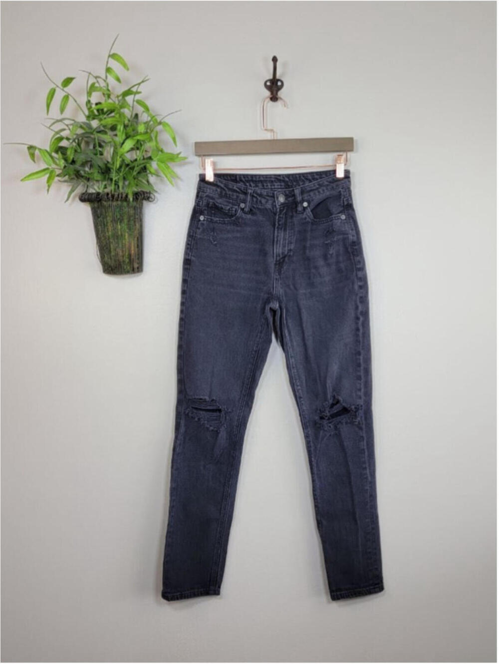 AE 0 L American Eagle Mom Jeans Tapered Leg Hi Rise Faded Black Distressed